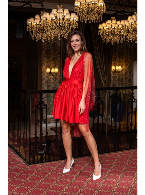 Scarlett - špeciálne mini šaty s prekríženou látkou na chrbte, v červenej farbe z elastického materiálu so štrasovým tylom