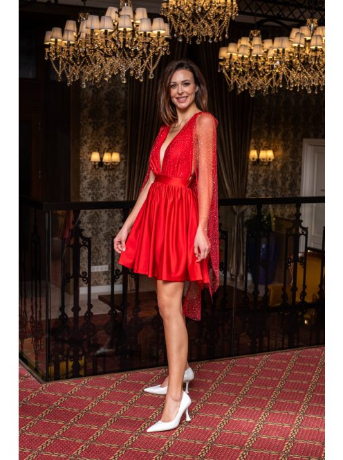 Scarlett - špeciálne mini šaty s prekríženou látkou na chrbte, v červenej farbe, z elastického materiálu, so štrasovým tylom