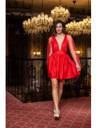 Scarlett - špeciálne mini šaty s prekríženou látkou na chrbte, v červenej farbe, z elastického materiálu, so štrasovým tylom