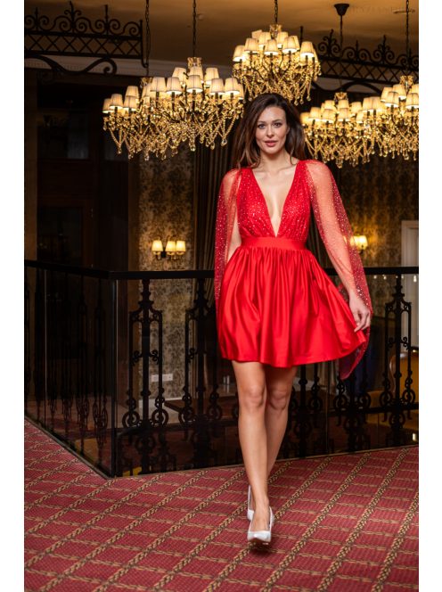 Scarlett - špeciálne mini šaty s prekríženou látkou na chrbte, v červenej farbe, z elastického materiálu, so štrasovým tylom