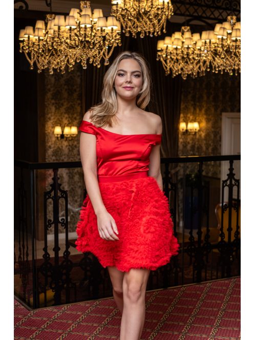 Frida - saténové mini šaty s padavými ramenami a tylovou aplikáciou na sukni, v červenej farbe