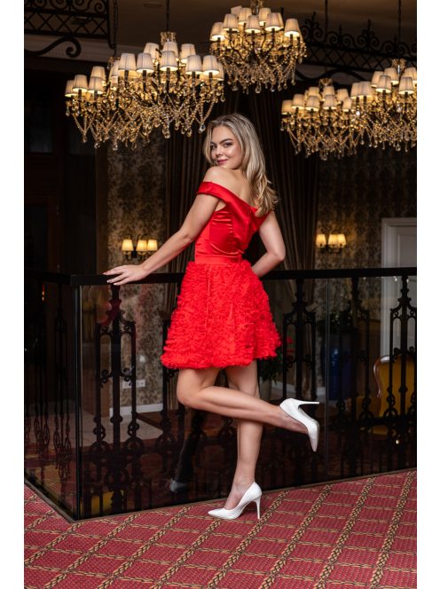 Frida - saténové mini šaty s padavými ramenami a tylovou aplikáciou na sukni, v červenej farbe