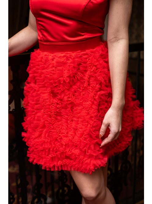 Frida - saténové mini šaty s padavými ramenami a tylovou aplikáciou na sukni, v červenej farbe