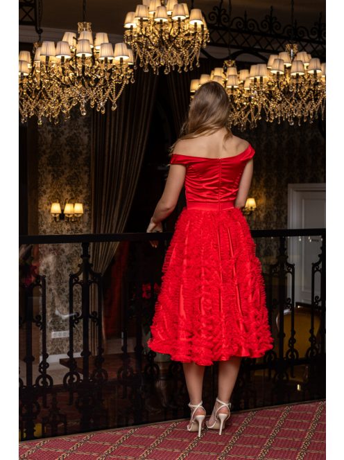 Frida - saténové midi šaty s padavými ramenami a tylovou aplikáciou na sukni, v červenej farbe