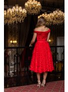 Frida - saténové midi šaty s padavými ramenami a tylovou aplikáciou na sukni, v červenej farbe