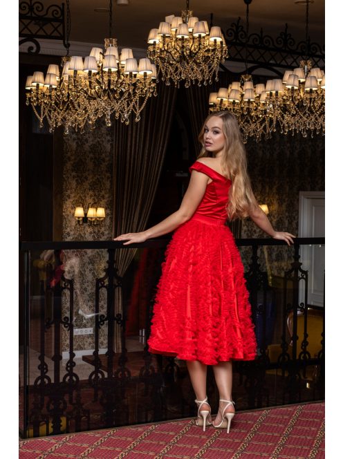 Frida - saténové midi šaty s padavými ramenami a tylovou aplikáciou na sukni, v červenej farbe