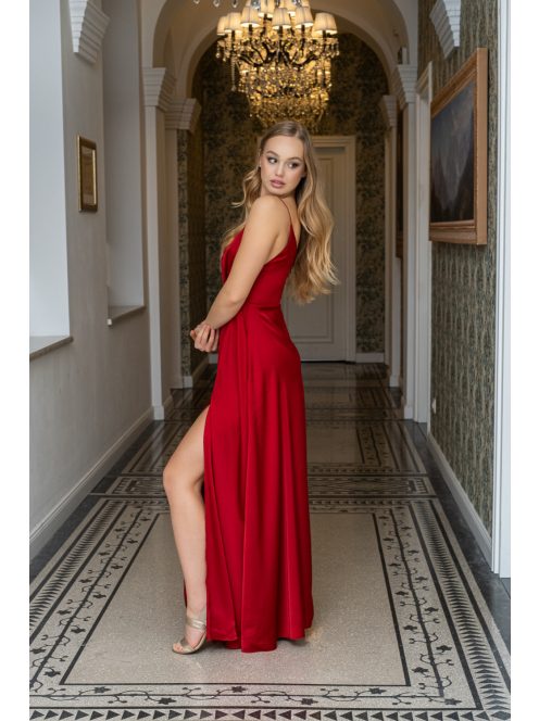 Zelma - light saténové maxi šaty so špagetovými ramienkami, s hlbokým výstrihom a sukňou do A, vo višňovo-červenej farbe