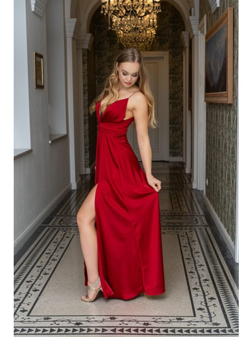 Zelma - light saténové maxi šaty so špagetovými ramienkami, s hlbokým výstrihom a sukňou do A, vo višňovo-červenej farbe