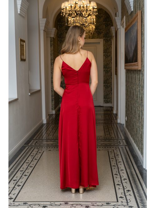 Zelma - light saténové maxi šaty so špagetovými ramienkami, s hlbokým výstrihom a sukňou do A, vo višňovo-červenej farbe