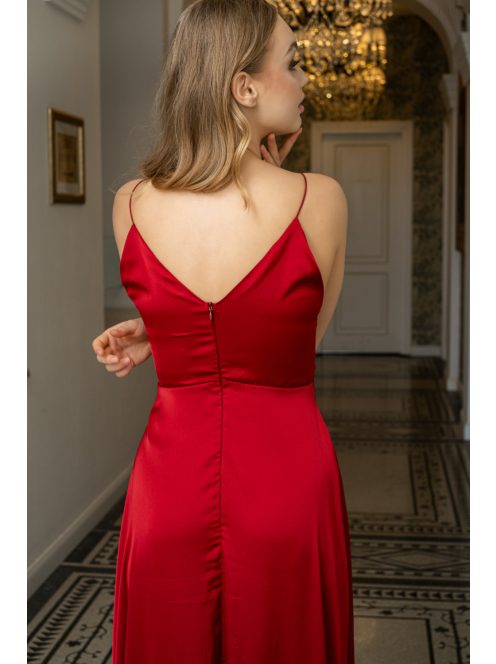 Zelma - light saténové maxi šaty so špagetovými ramienkami, s hlbokým výstrihom a sukňou do A, vo višňovo-červenej farbe