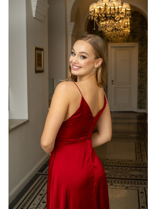 Zelma - light saténové maxi šaty so špagetovými ramienkami, s hlbokým výstrihom a sukňou do A, vo višňovo-červenej farbe