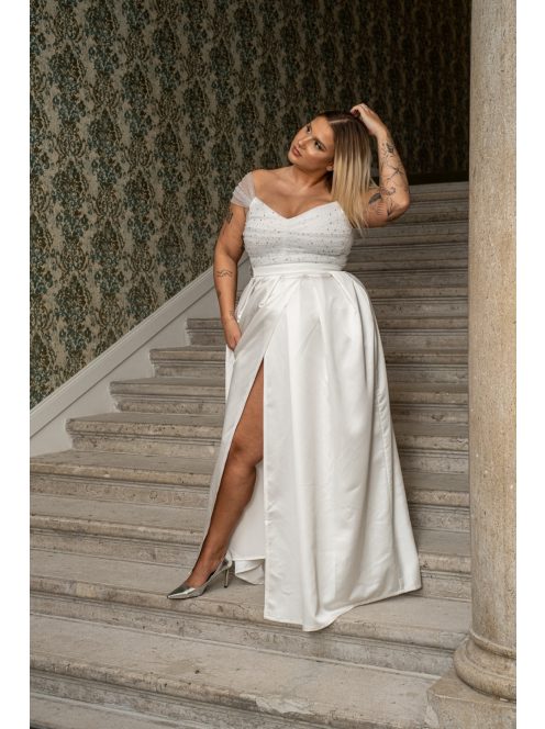 Inez - romantické, biele saténové maxi šaty s nariaseným topom a trblietavým tylom