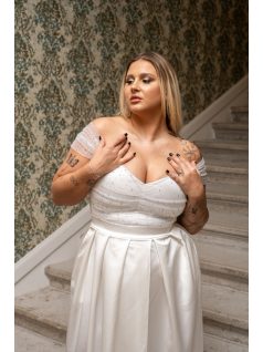   Inez - romantické, biele saténové maxi šaty s nariaseným topom a trblietavým tylom