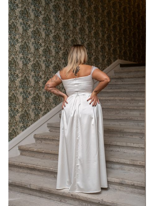 Inez - romantické, biele saténové maxi šaty s nariaseným topom a trblietavým tylom