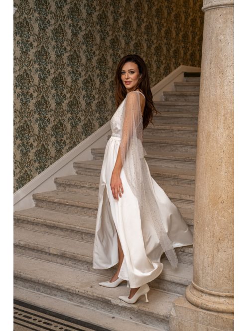 Scarlett - špeciálne maxi šaty s prekríženou látkou na chrbte, z bieleho saténového materiálu, s trblietavým tylom