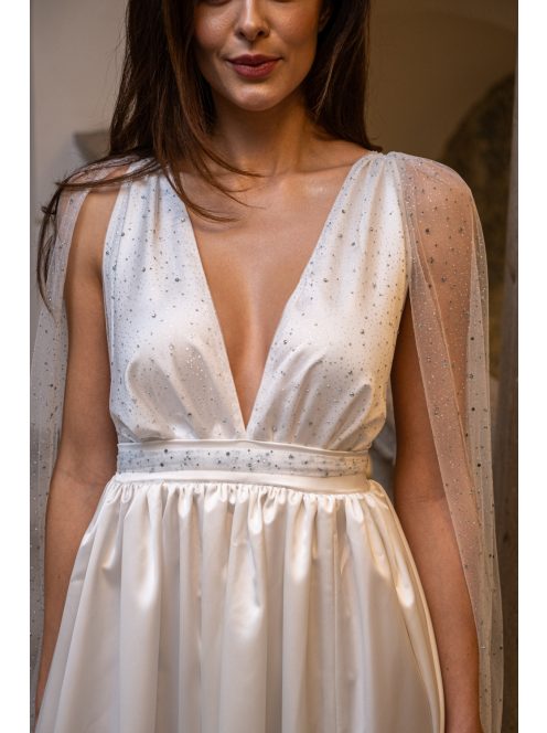 Scarlett - špeciálne maxi šaty s prekríženou látkou na chrbte, z bieleho saténového materiálu, s trblietavým tylom