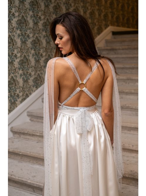 Scarlett - špeciálne maxi šaty s prekríženou látkou na chrbte, z bieleho saténového materiálu, s trblietavým tylom