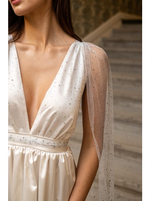 Scarlett - špeciálne maxi šaty s prekríženou látkou na chrbte, z bieleho saténového materiálu, s trblietavým tylom