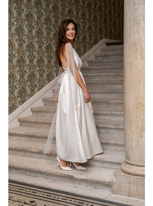 Scarlett - špeciálne maxi šaty s prekríženou látkou na chrbte, z bieleho saténového materiálu, s trblietavým tylom