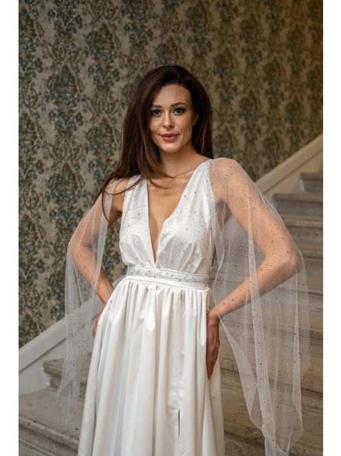 Scarlett - špeciálne maxi šaty s prekríženou látkou na chrbte, z bieleho saténového materiálu, s trblietavým tylom