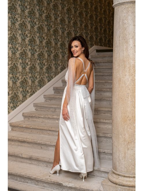 Scarlett - špeciálne maxi šaty s prekríženou látkou na chrbte, z bieleho saténového materiálu, s trblietavým tylom