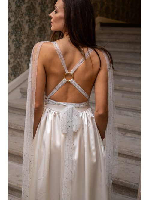 Scarlett - špeciálne maxi šaty s prekríženou látkou na chrbte, z bieleho saténového materiálu, s trblietavým tylom