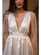 Scarlett - špeciálne maxi šaty s prekríženou látkou na chrbte, z bieleho saténového materiálu, s trblietavým tylom