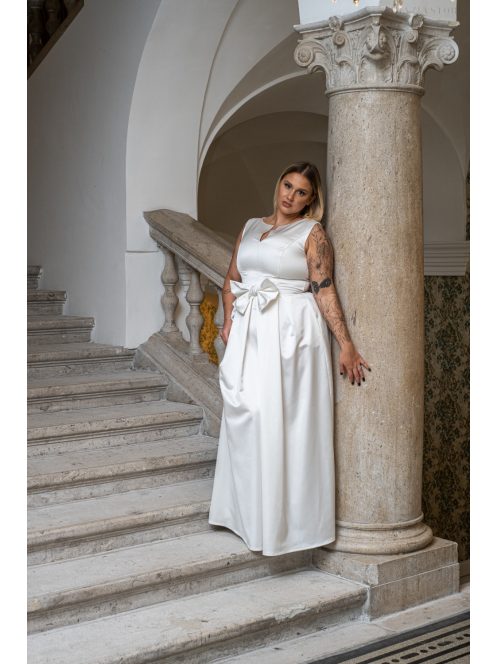 Manka - bezrukávové, saténové maxi šaty, zdobené mašľou v páse, v bielej farbe