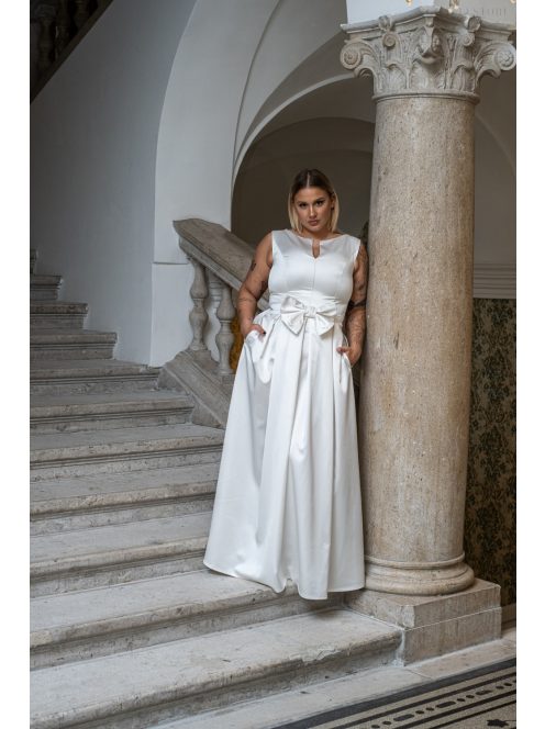 Manka - bezrukávové, saténové maxi šaty, zdobené mašľou v páse, v bielej farbe