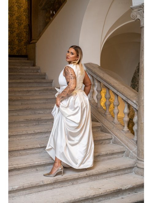 Manka - bezrukávové, saténové maxi šaty, zdobené mašľou v páse, v bielej farbe