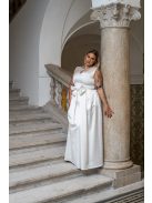 Manka - bezrukávové, saténové maxi šaty, zdobené mašľou v páse, v bielej farbe