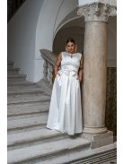 Manka - bezrukávové, saténové maxi šaty, zdobené mašľou v páse, v bielej farbe