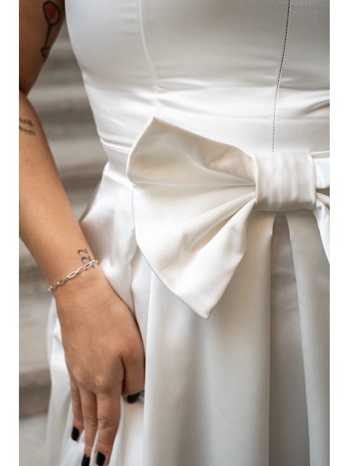 Manka - bezrukávové, saténové maxi šaty, zdobené mašľou v páse, v bielej farbe