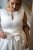 Manka - bezrukávové, saténové maxi šaty, zdobené mašľou v páse, v bielej farbe