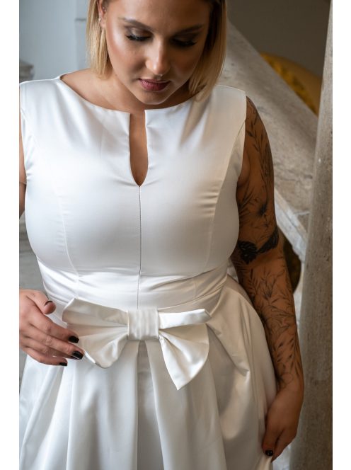 Manka - bezrukávové, saténové maxi šaty, zdobené mašľou v páse, v bielej farbe