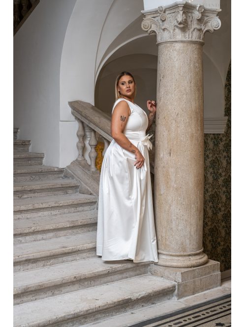 Manka - bezrukávové, saténové maxi šaty, zdobené mašľou v páse, v bielej farbe