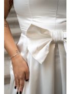 Manka - bezrukávové, saténové maxi šaty, zdobené mašľou v páse, v bielej farbe