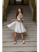 Andrea - biele mini šaty s pufovanými rukávmi a špeciálnym strihom na chrbte, zo saténového materiálu s kamienkovým tylom