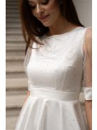 Andrea - biele mini šaty s pufovanými rukávmi a špeciálnym strihom na chrbte, zo saténového materiálu s kamienkovým tylom