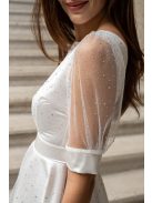 Andrea - biele mini šaty s pufovanými rukávmi a špeciálnym strihom na chrbte, zo saténového materiálu s kamienkovým tylom