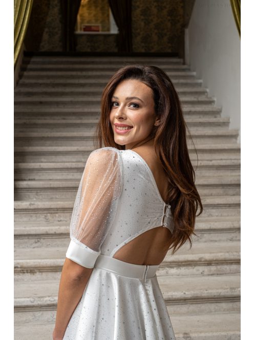 Andrea - biele mini šaty s pufovanými rukávmi a špeciálnym strihom na chrbte, zo saténového materiálu s kamienkovým tylom