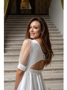 Andrea - biele mini šaty s pufovanými rukávmi a špeciálnym strihom na chrbte, zo saténového materiálu s kamienkovým tylom