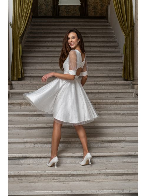 Andrea - biele mini šaty s pufovanými rukávmi a špeciálnym strihom na chrbte, zo saténového materiálu s kamienkovým tylom