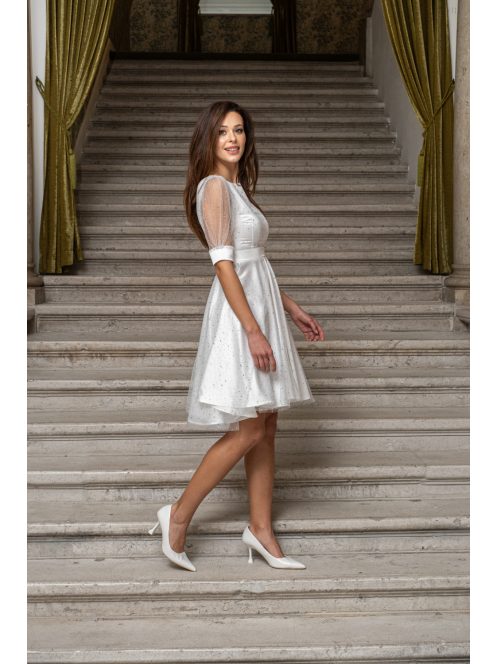 Andrea - biele mini šaty s pufovanými rukávmi a špeciálnym strihom na chrbte, zo saténového materiálu s kamienkovým tylom