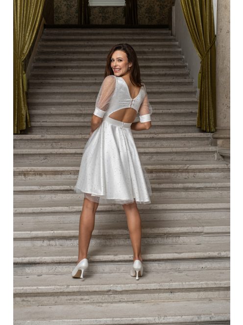 Andrea - biele mini šaty s pufovanými rukávmi a špeciálnym strihom na chrbte, zo saténového materiálu s kamienkovým tylom