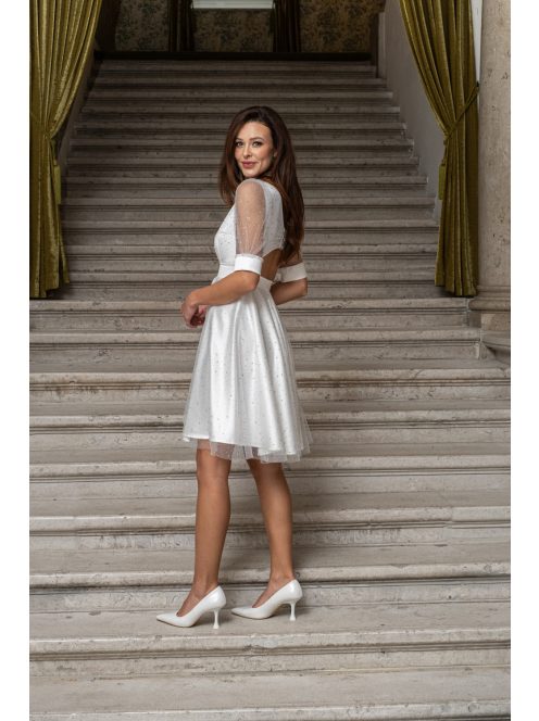 Andrea - biele mini šaty s pufovanými rukávmi a špeciálnym strihom na chrbte, zo saténového materiálu s kamienkovým tylom