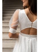 Andrea - biele mini šaty s pufovanými rukávmi a špeciálnym strihom na chrbte, zo saténového materiálu s kamienkovým tylom