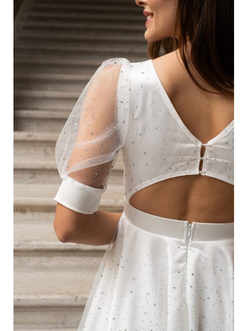 Andrea - biele mini šaty s pufovanými rukávmi a špeciálnym strihom na chrbte, zo saténového materiálu s kamienkovým tylom
