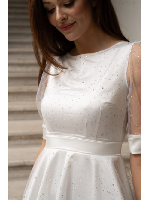 Andrea - biele mini šaty s pufovanými rukávmi a špeciálnym strihom na chrbte, zo saténového materiálu s kamienkovým tylom