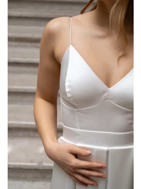 Zenina - saténové maxi šaty s výstrihom do V a špagetovými ramienkami, v bielej farbe